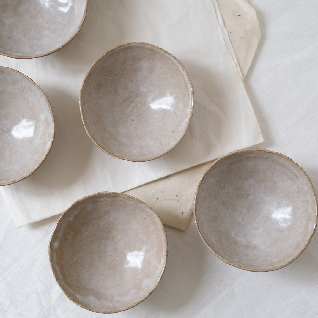 Coupelle en grès roux chamotté par Judith Lasry chez Brutal Ceramics