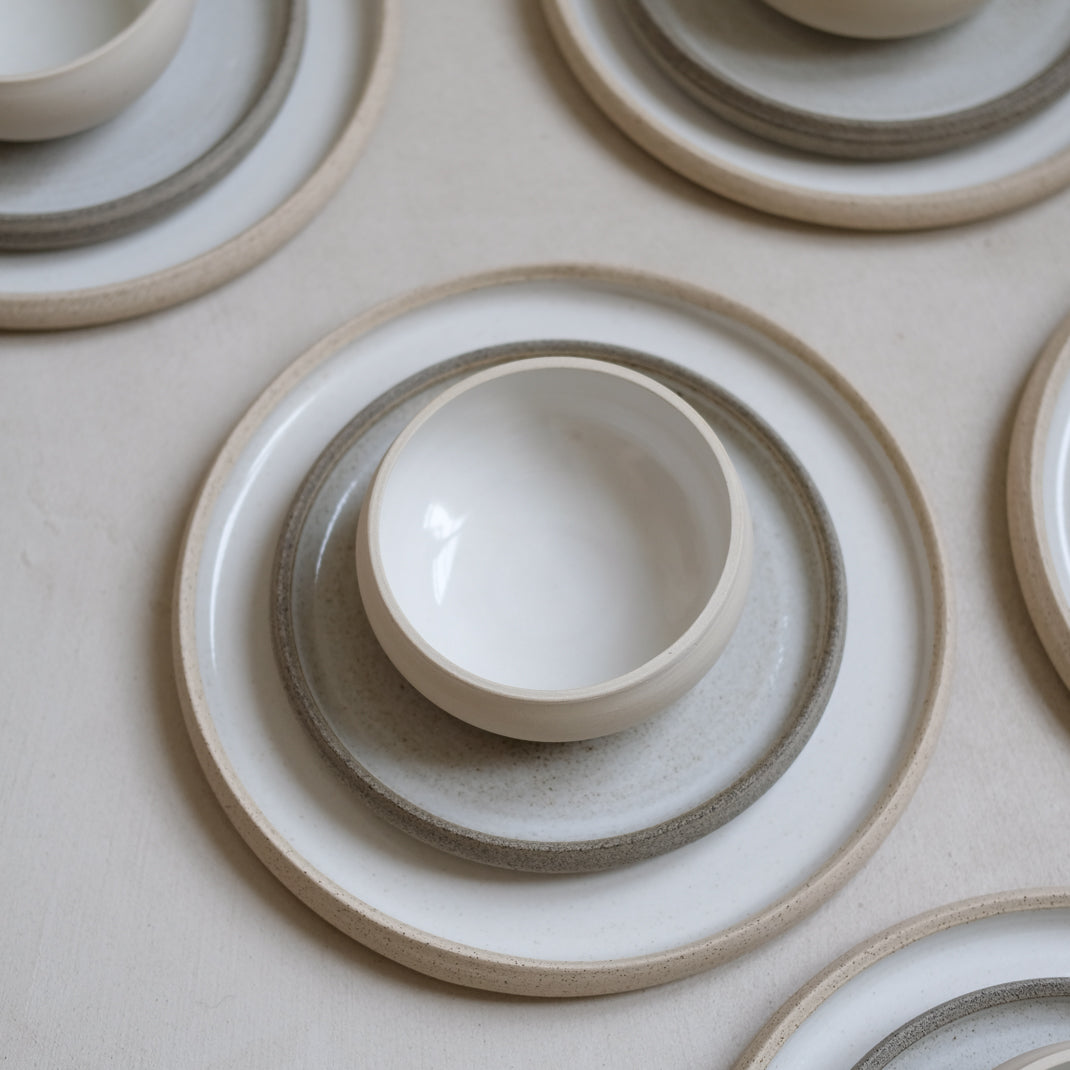 Assiette en grès beige par Kim Verbeke chez Brutal Ceramics