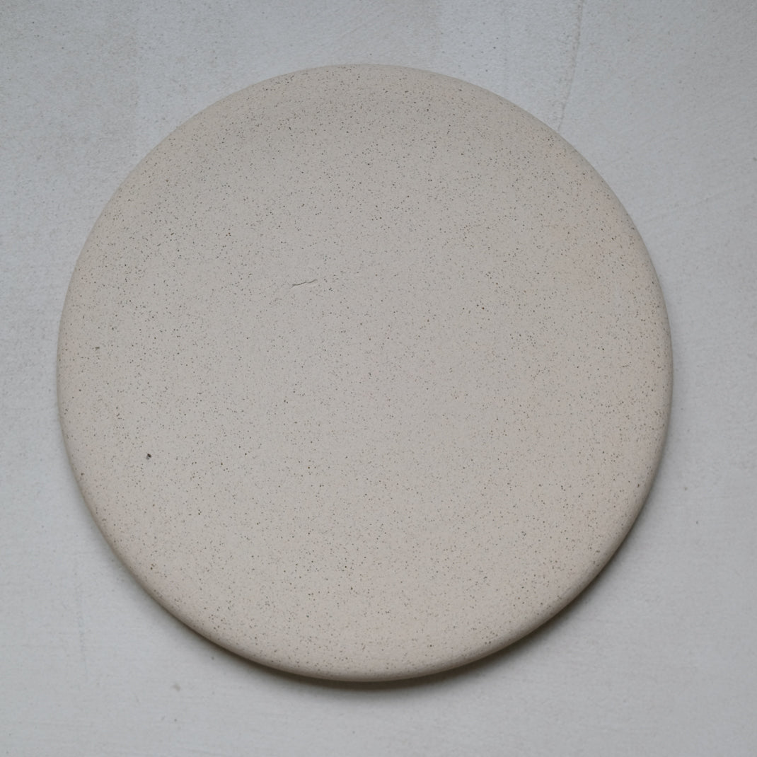 Assiette en grès beige par Kim Verbeke chez Brutal Ceramics