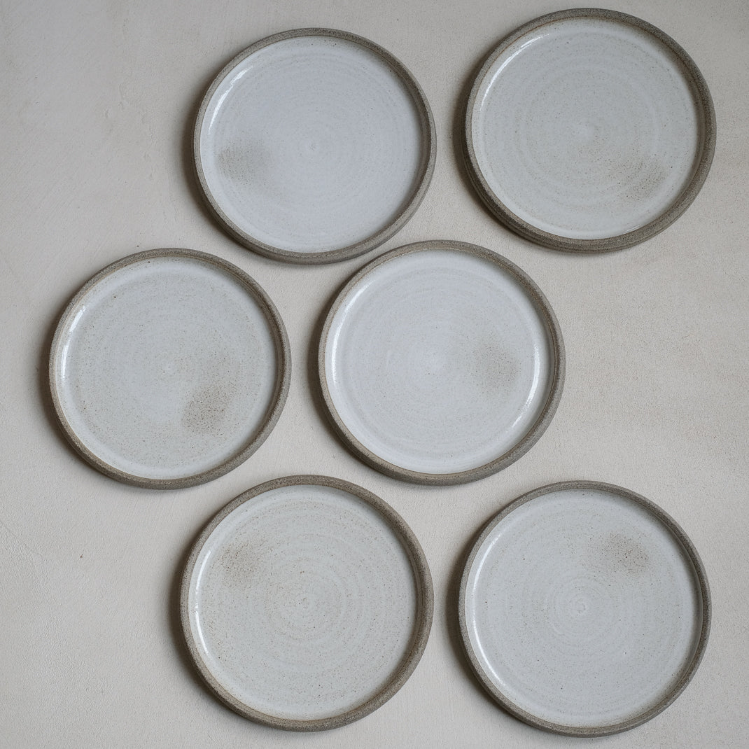 Assiette en grès gris de Kim Verbeke chez Brutal Ceramics