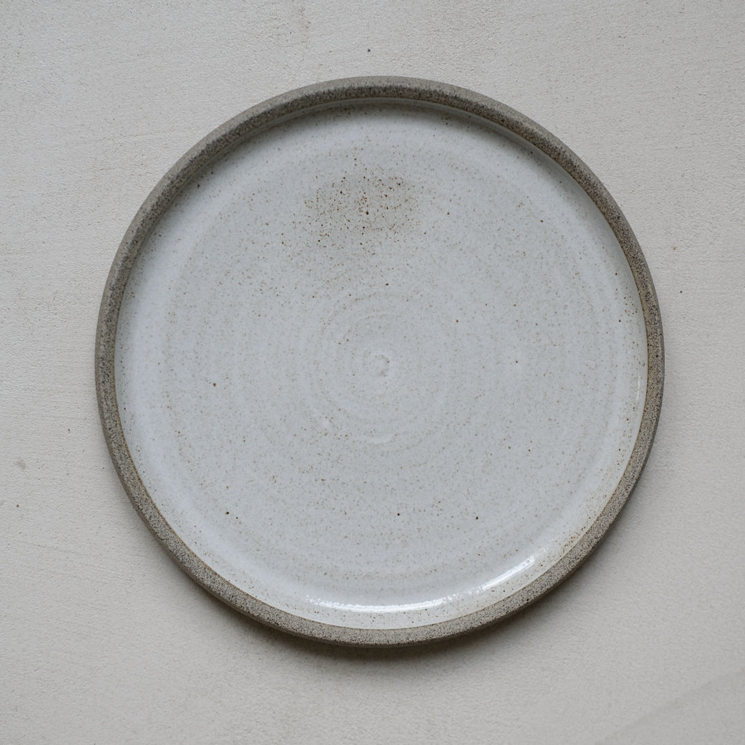 Assiette en grès gris de Kim Verbeke chez Brutal Ceramics