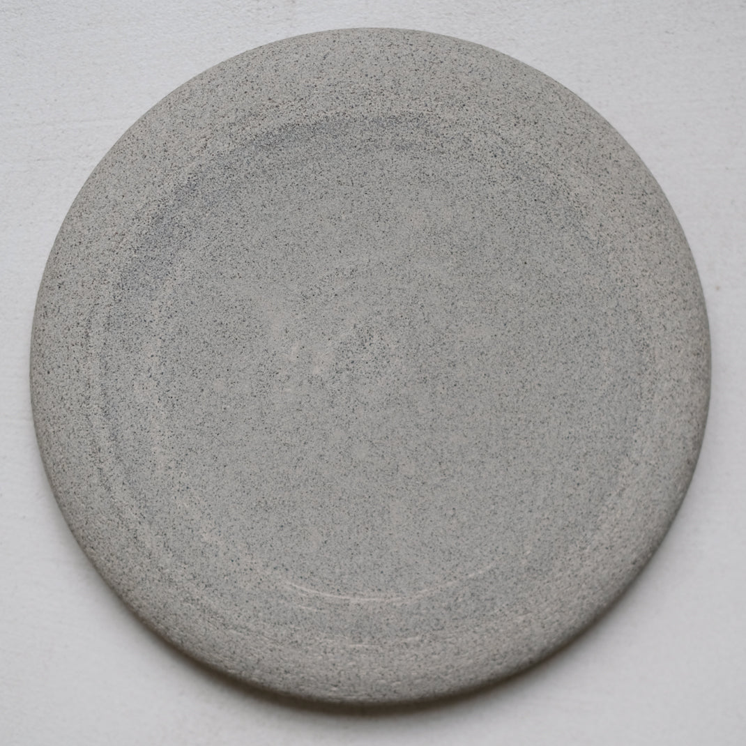 Assiette en grès gris de Kim Verbeke chez Brutal Ceramics