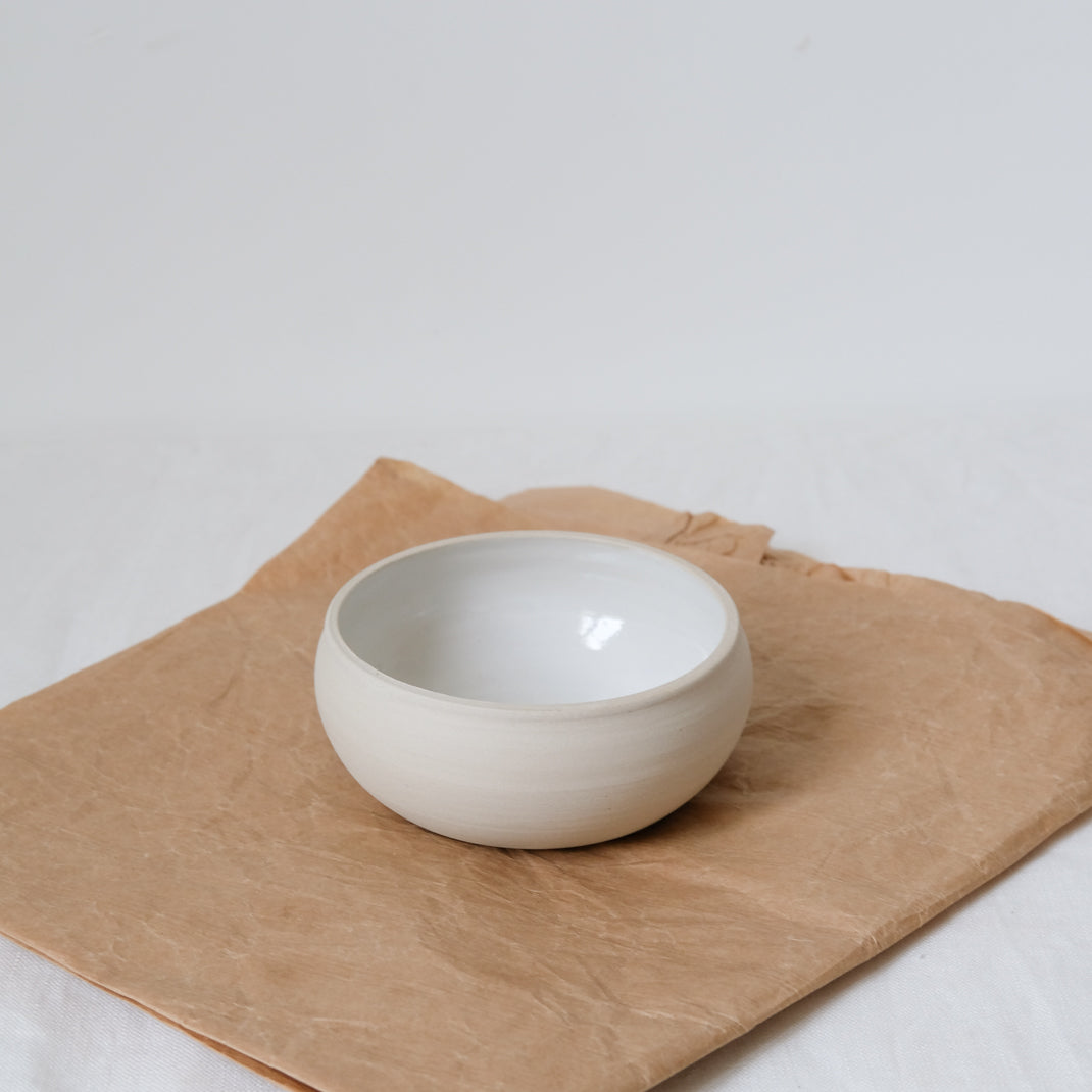 Bol en grès beige par Kim Verbeke chez Brutal Ceramics