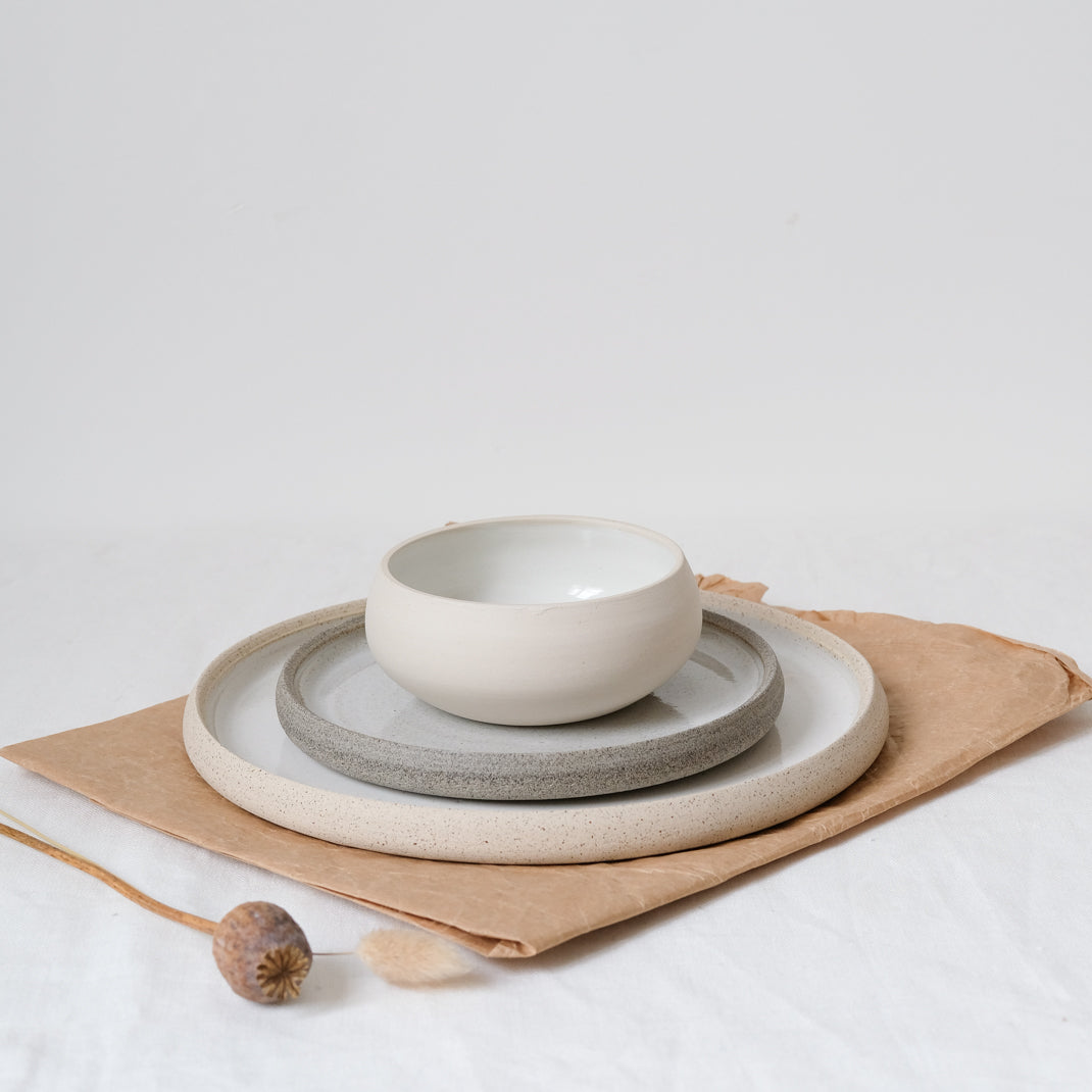 Assiette en grès beige par Kim Verbeke chez Brutal Ceramics