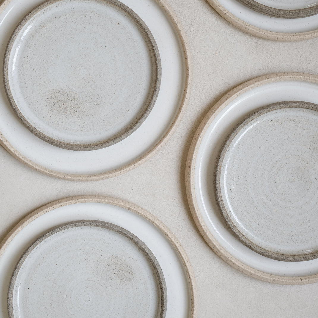 Assiette en grès beige par Kim Verbeke chez Brutal Ceramics