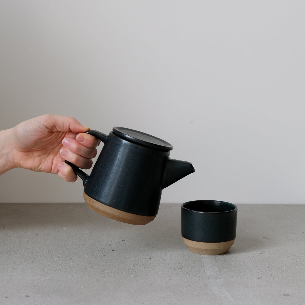 Theière en porcelaine noire Kinto chez Brutal Ceramics