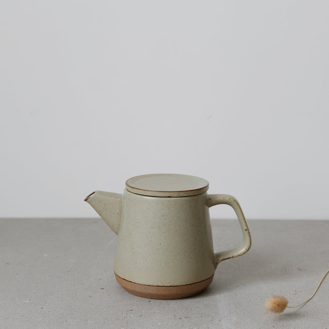 Theière japonaise beige par Kinto chez Brutal Ceramics