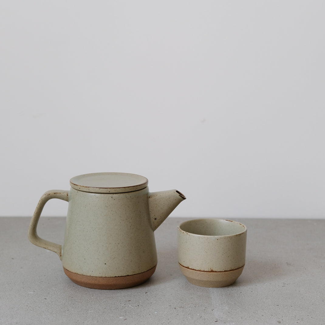 Theière japonaise beige par Kinto chez Brutal Ceramics
