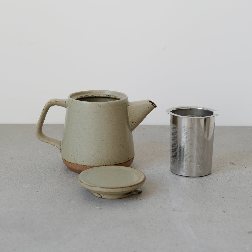 Theière japonaise beige par Kinto chez Brutal Ceramics