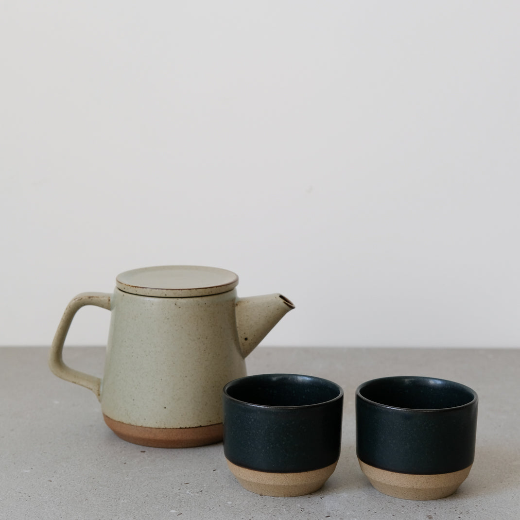 Theière japonaise beige par Kinto chez Brutal Ceramics