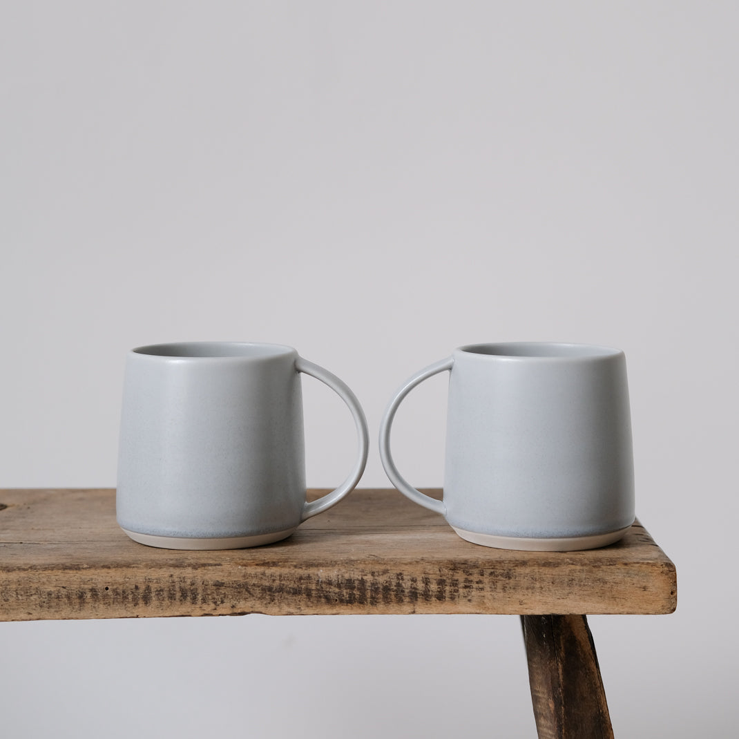 Mug en porcelaine gris par Kinto chez Brutal Ceramics