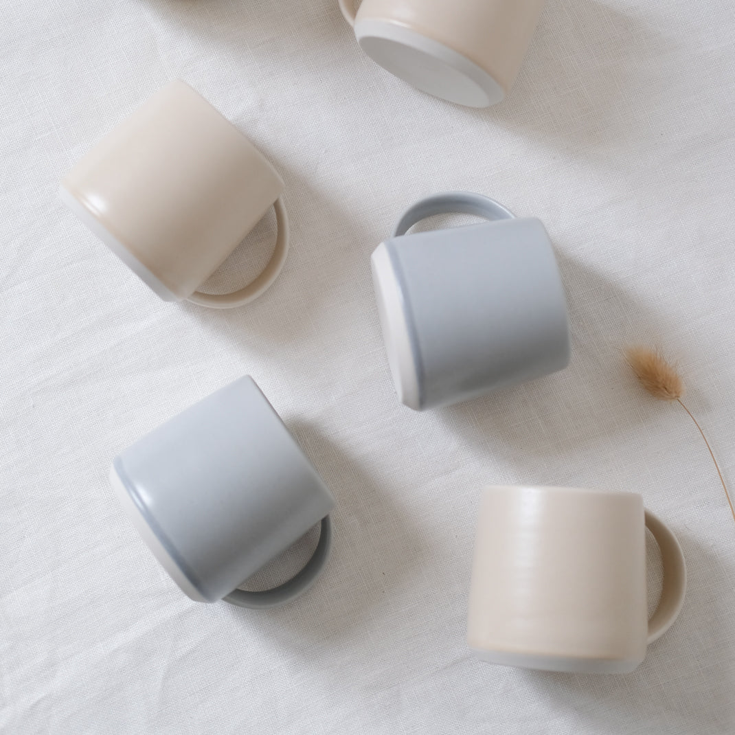 Mug en porcelaine gris par Kinto chez Brutal Ceramics