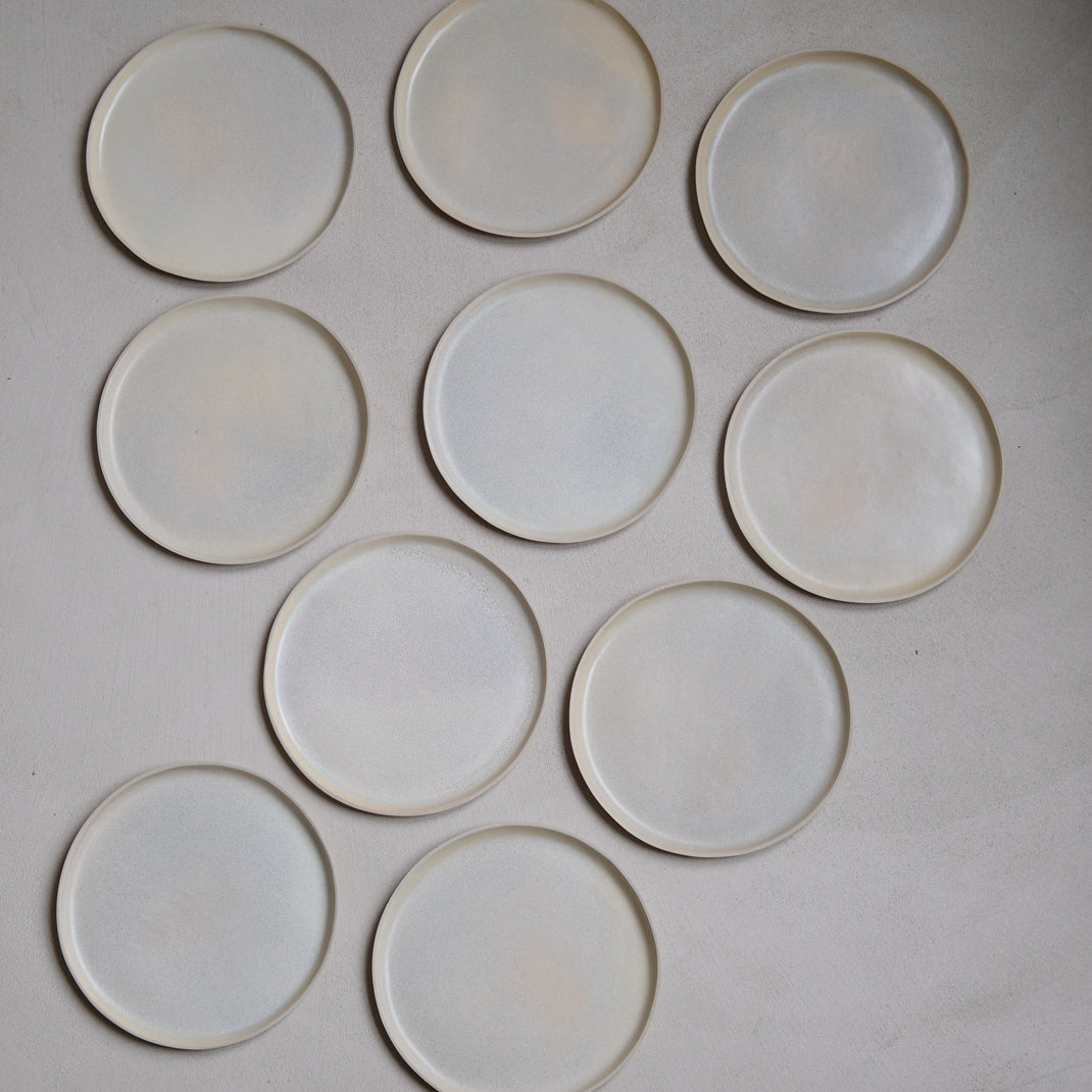 Assiette de Laurette Broll chez Brutal Ceramics