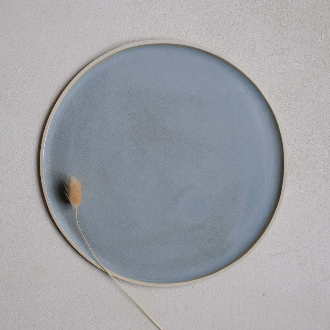Assiette en grès de Laurette Broll chez Brutal Ceramics