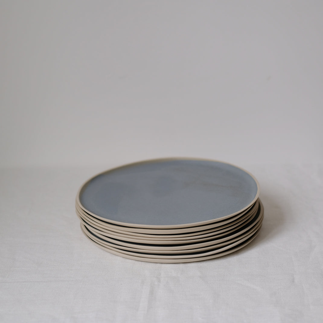 Assiette en grès de Laurette Broll chez Brutal Ceramics
