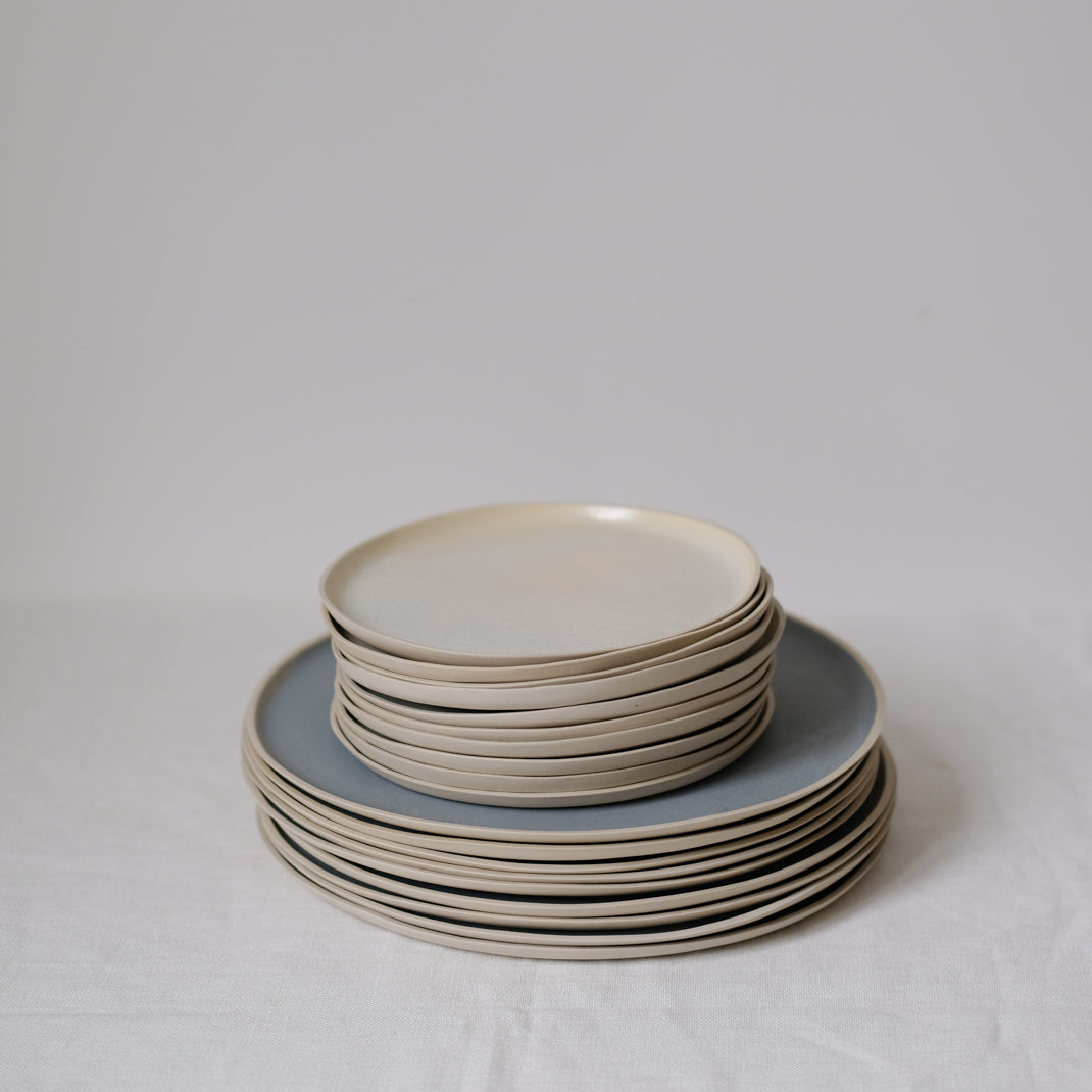 Assiette en grès de Laurette Broll chez Brutal Ceramics