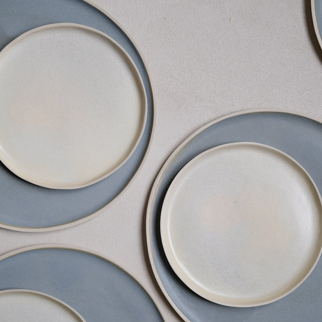 Assiette en grès de Laurette Broll chez Brutal Ceramics
