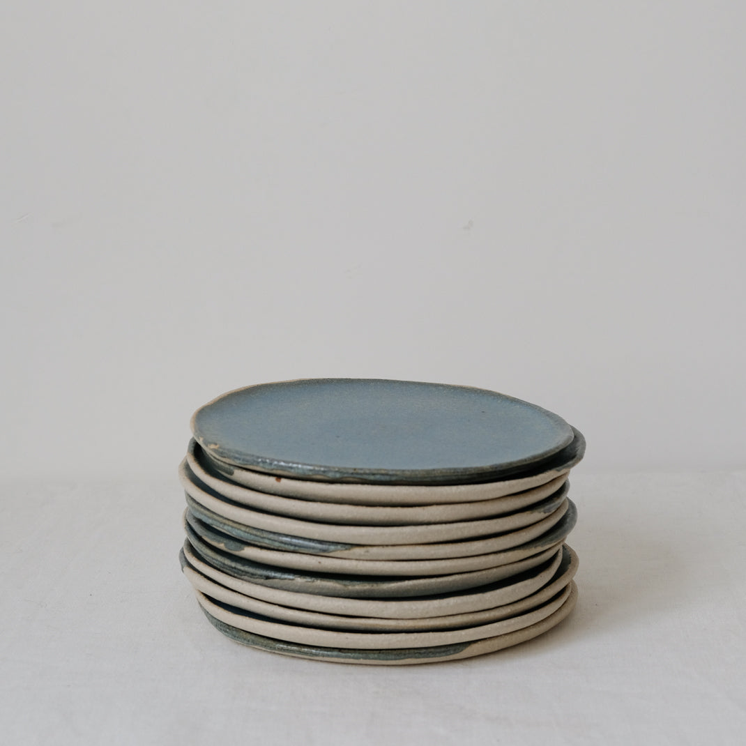 Assiette bleue en grès blanc de Lola Moreau chez Brutal Ceramics