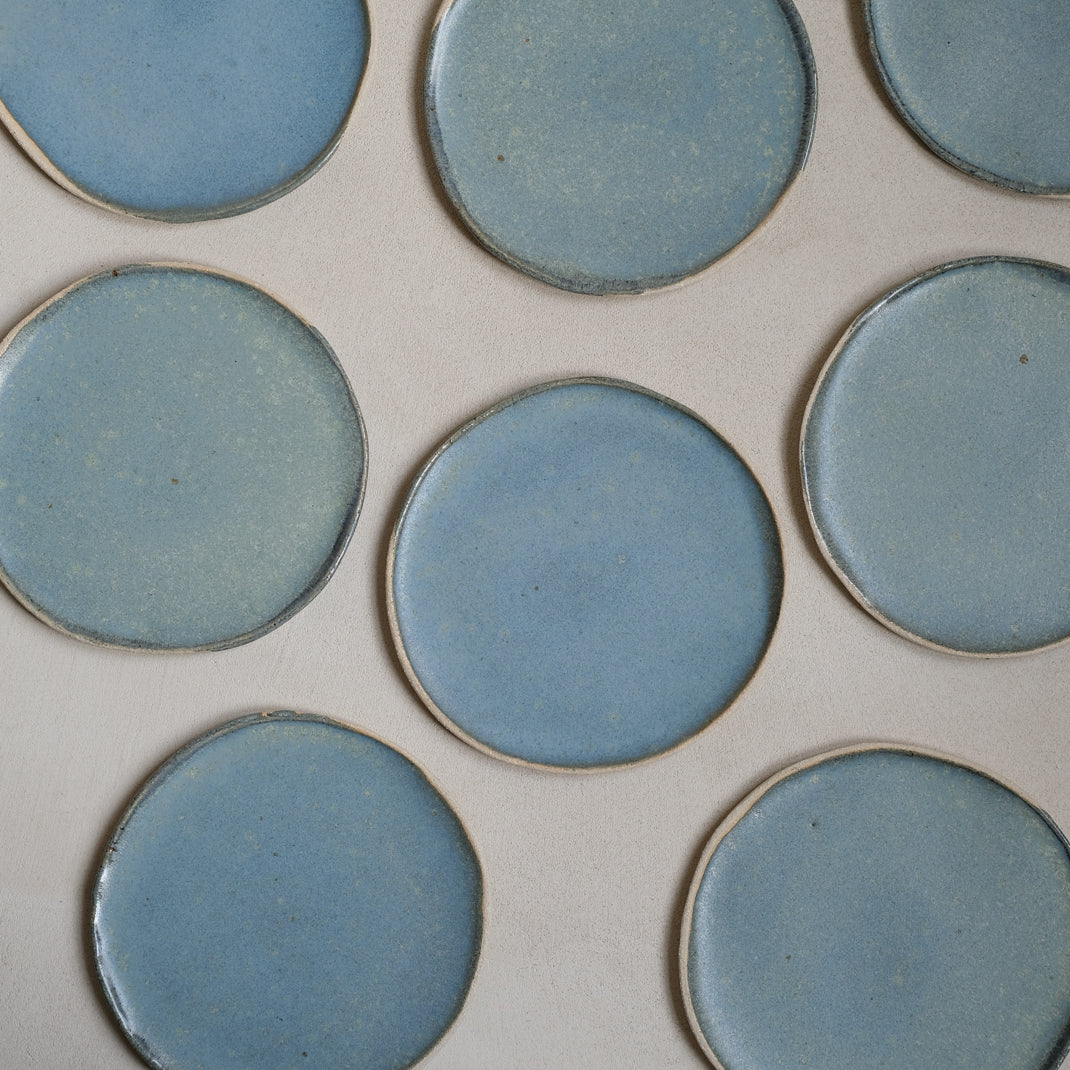 Assiette bleue en grès blanc de Lola Moreau chez Brutal Ceramics