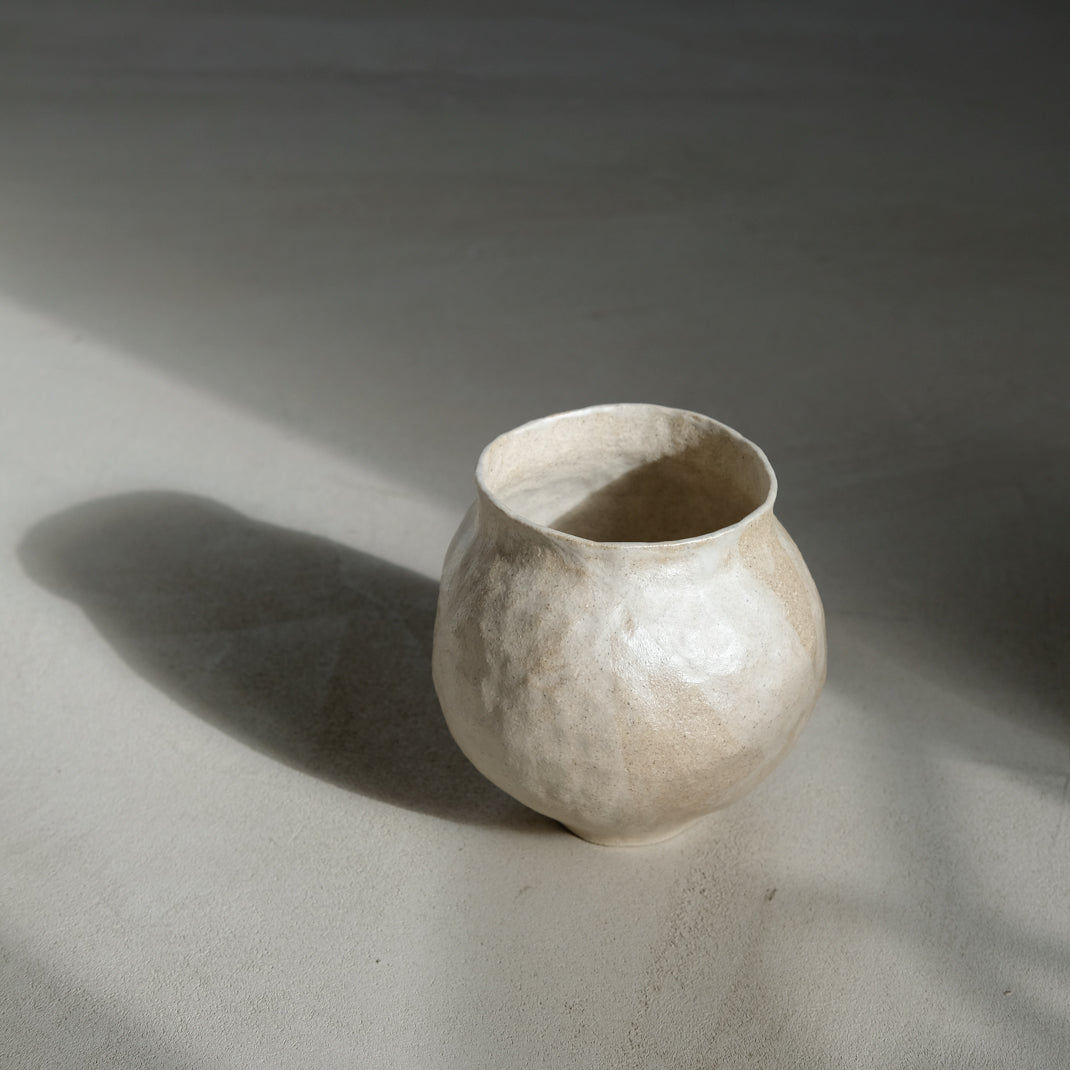 Vase en grès par Lola Moreau chez Brutal Ceramics