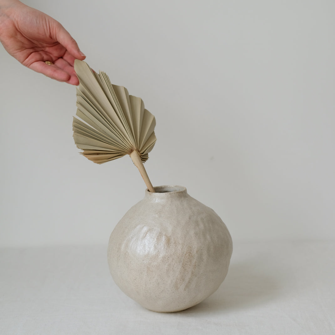 Vase en grès par Lola Moreau chez Brutal Ceramics