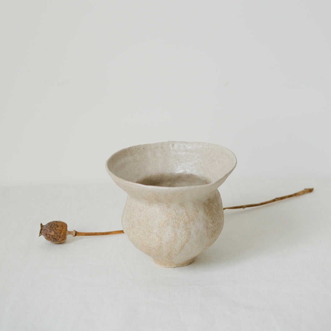 Vase en grès par Lola Moreau chez Brutal Ceramics