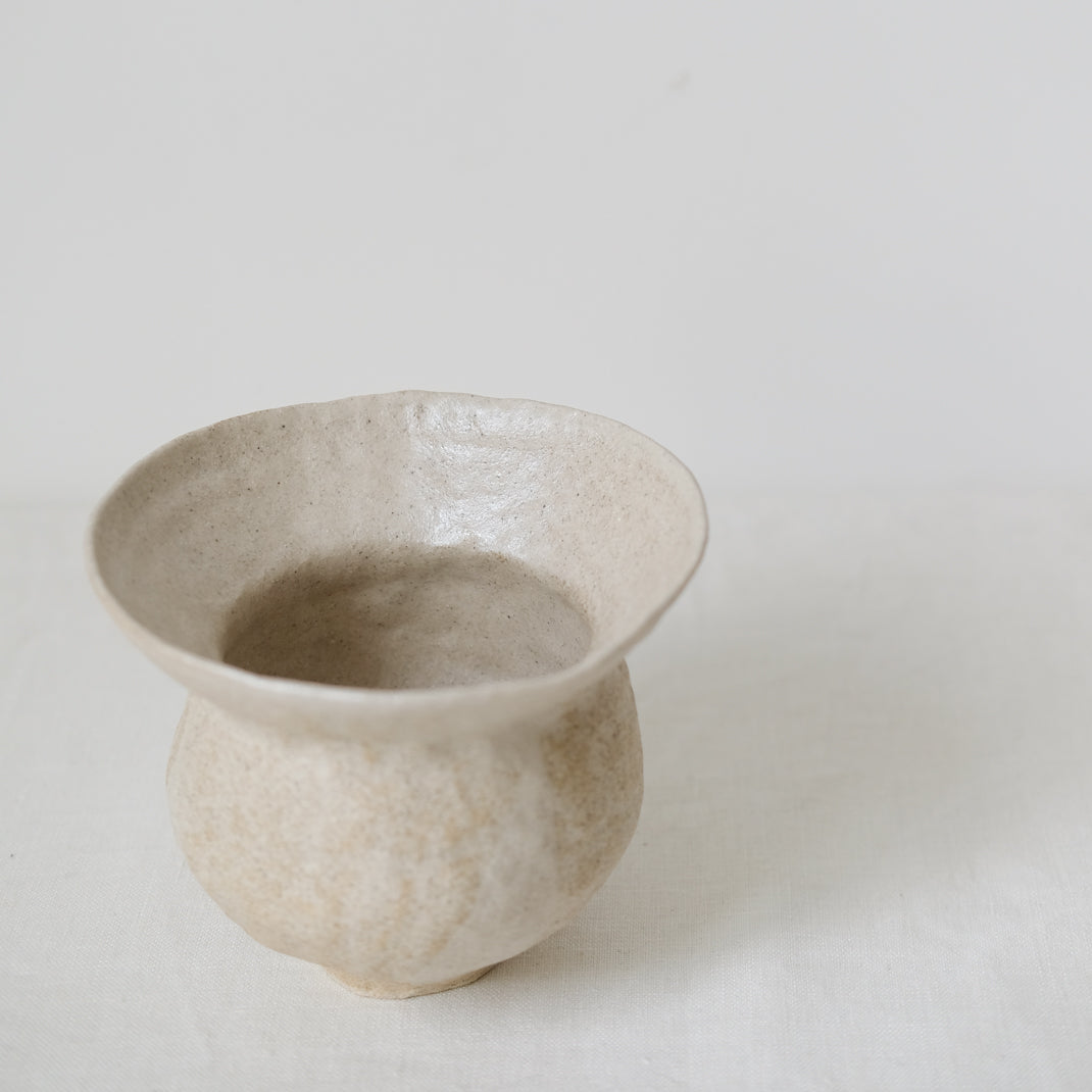 Vase en grès par Lola Moreau chez Brutal Ceramics