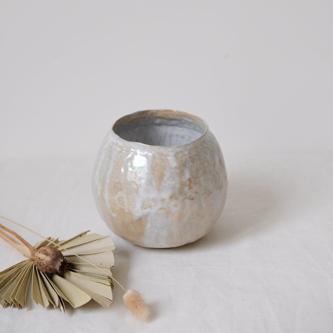 Vase en grès par Lola Moreau chez Brutal Ceramics