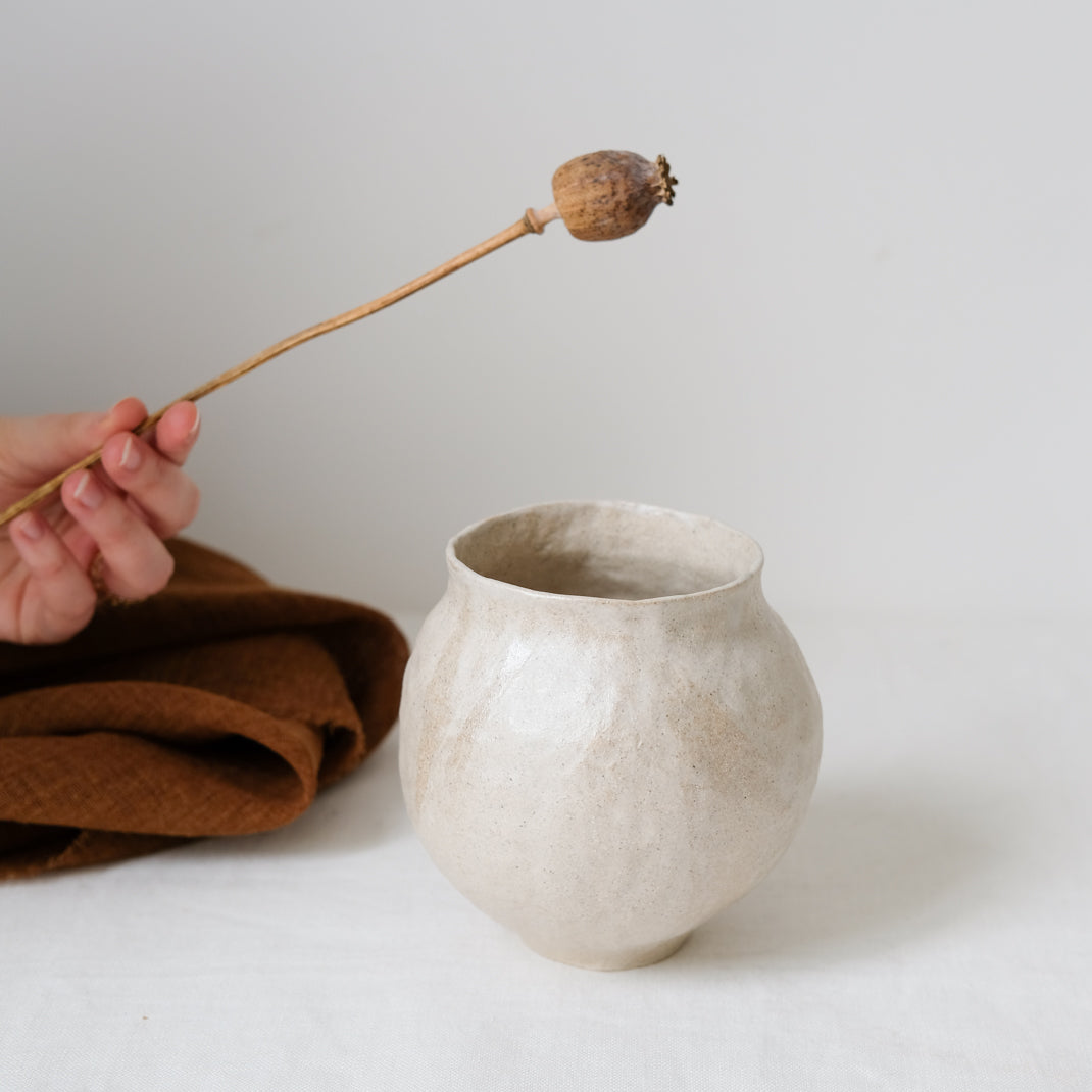 Vase en grès par Lola Moreau chez Brutal Ceramics