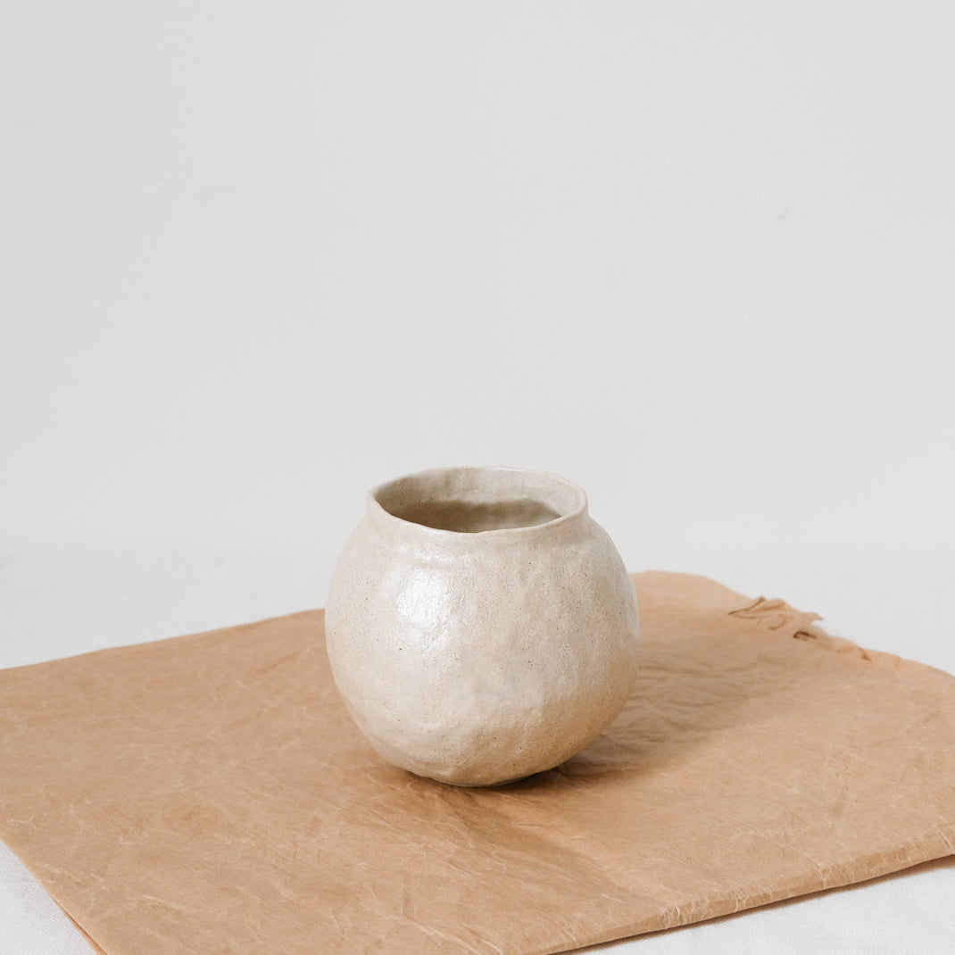 Vase en grès par Lola Moreau chez Brutal Ceramics