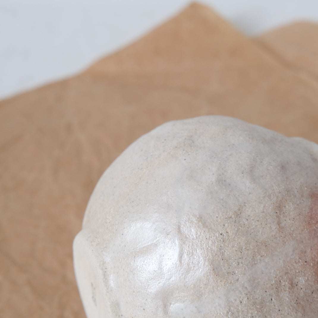 Vase en grès par Lola Moreau chez Brutal Ceramics