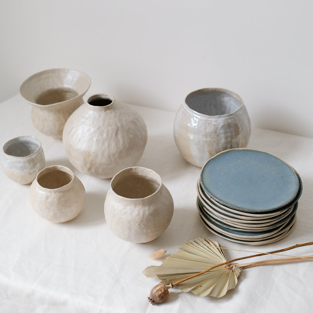 Assiette bleue en grès blanc de Lola Moreau chez Brutal Ceramics