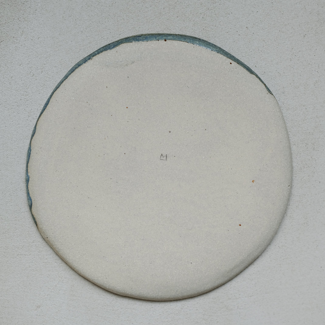 Assiette bleue en grès blanc de Lola Moreau chez Brutal Ceramics