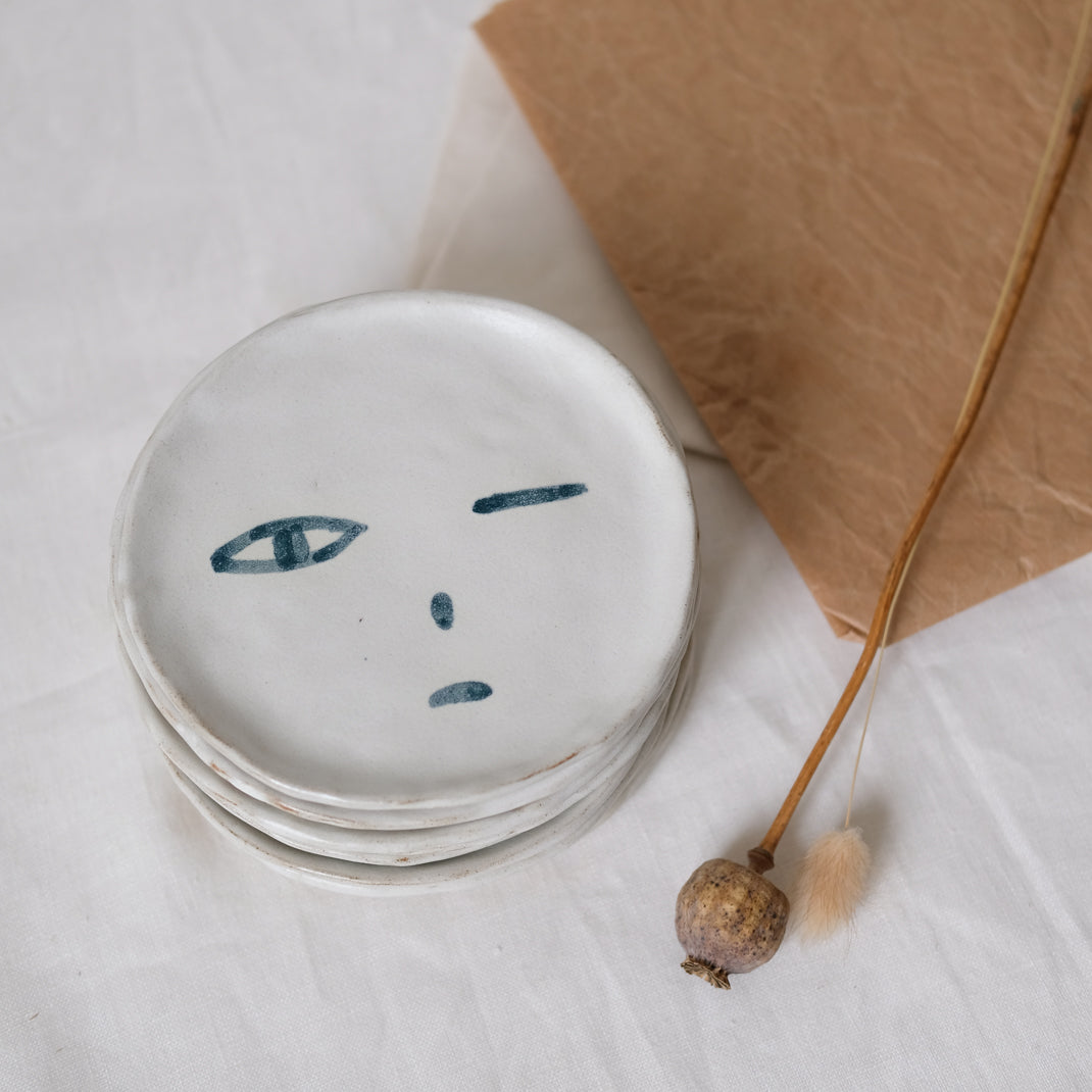 Les assiettes visages de Madoka Rindal chez Brutal Ceramics
