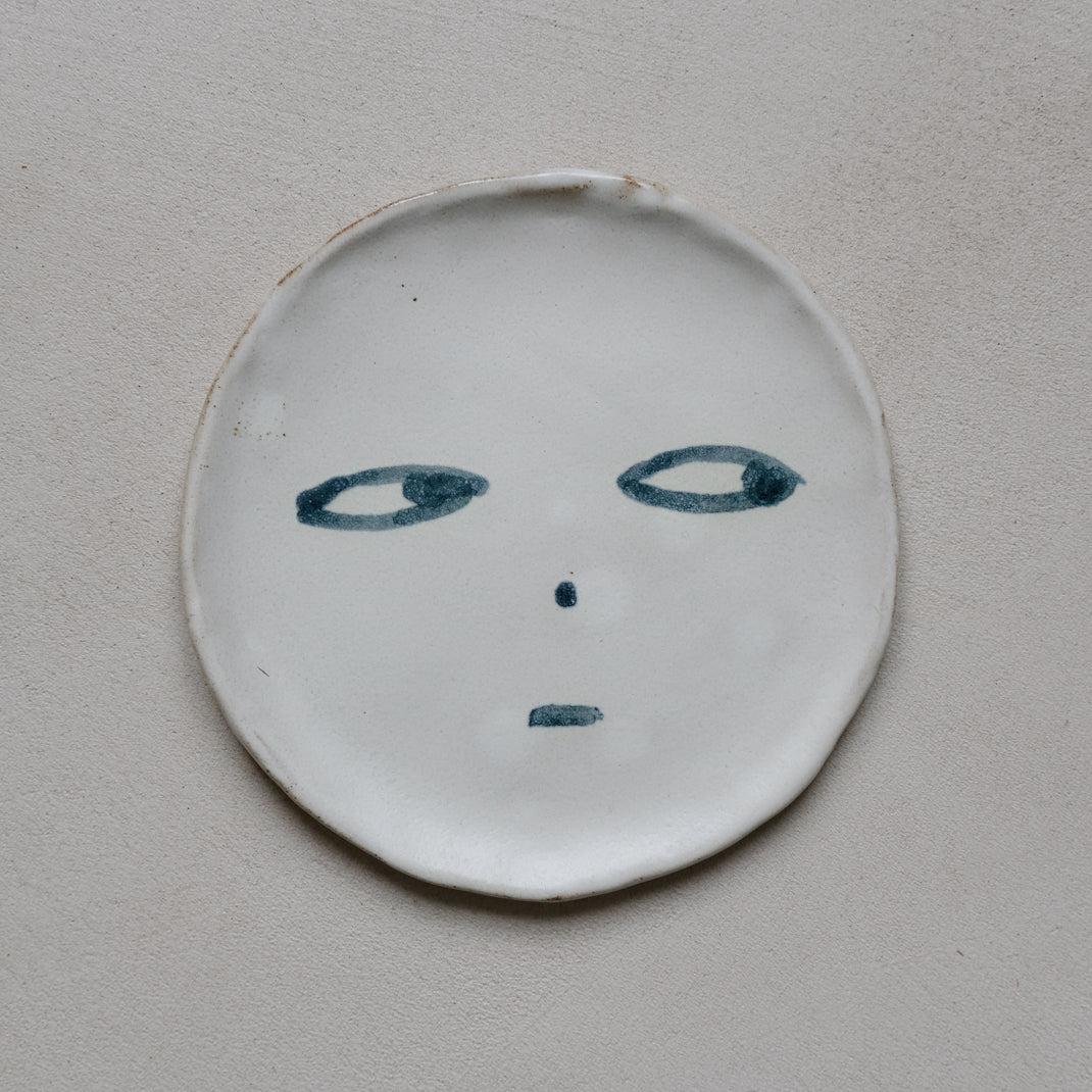 les assiettes visages de Madoka Rindal chez Brutal Ceramics