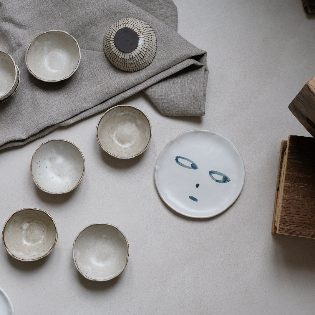Les assiettes visages de Madoka Rindal chez Brutal Ceramics