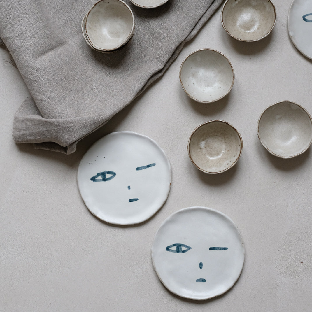 Les assiettes visages de Madoka Rindal chez Brutal Ceramics