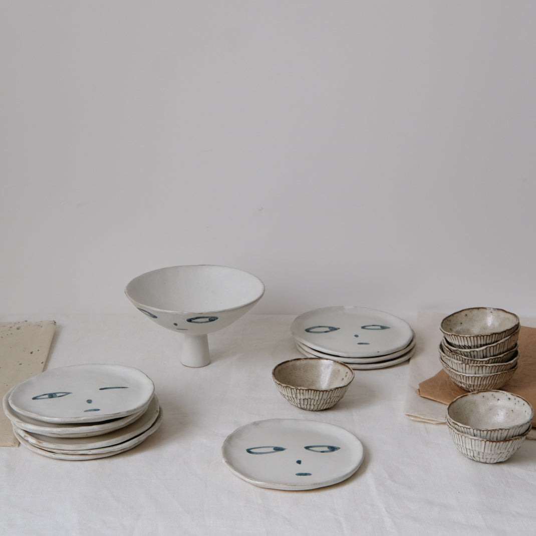 Les assiettes visages de Madoka Rindal chez Brutal Ceramics