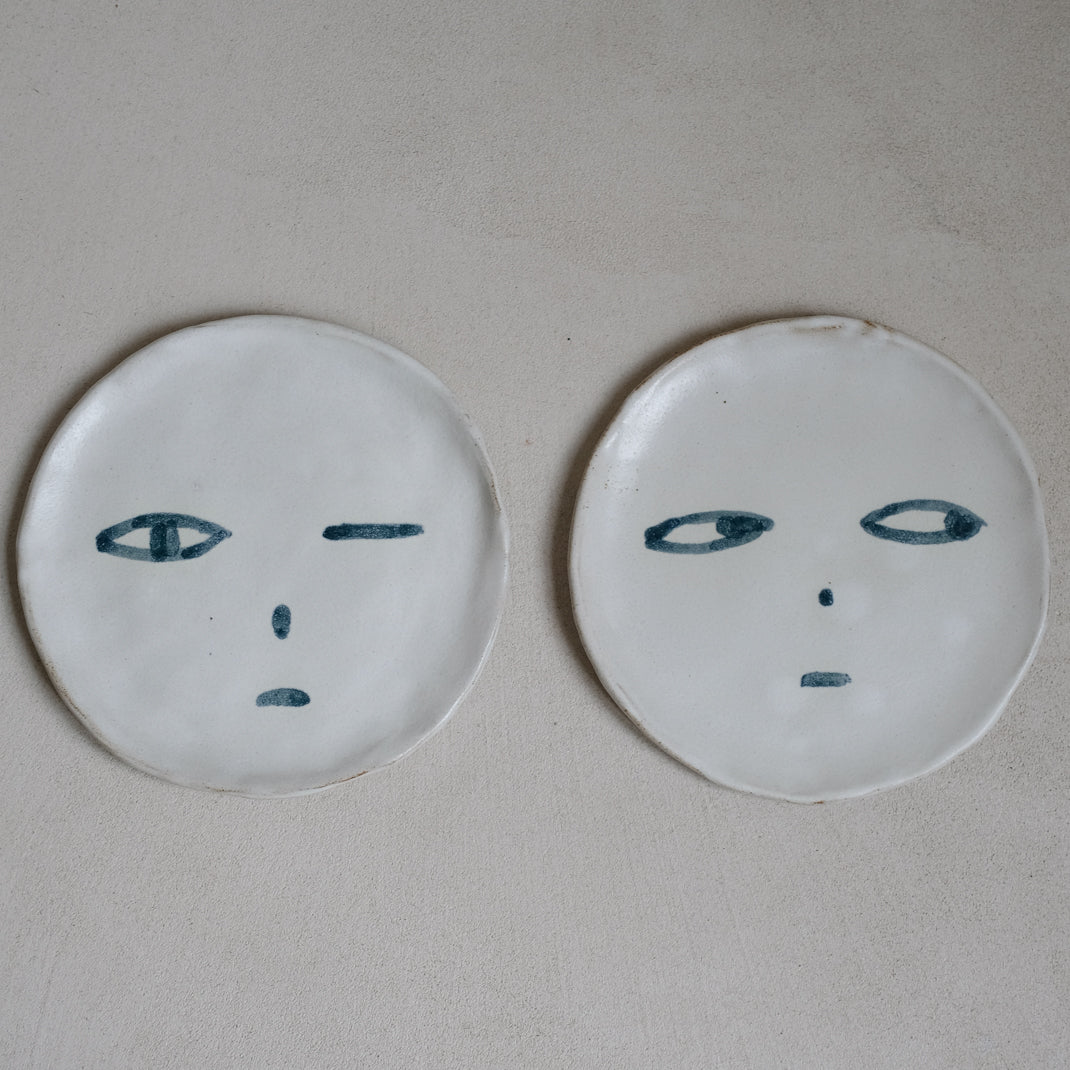 Les assiettes visages de Madoka Rindal chez Brutal Ceramics