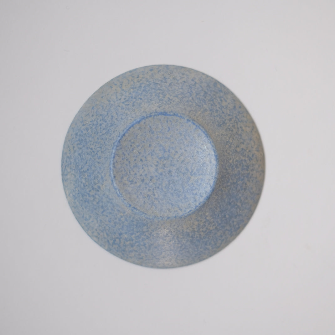 Assiette bleue du céramiste japonais Makoto Saito chez Brutal Ceramics