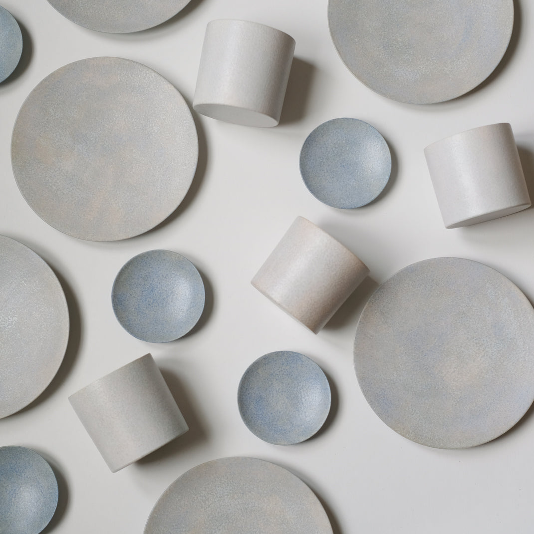 Assiette bleue grise du céramiste japonais Makoto Saito chez Brutal Ceramics