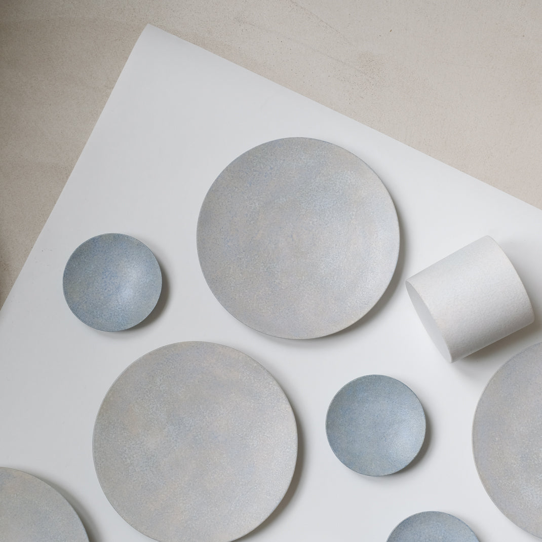Assiette bleue grise du céramiste japonais Makoto Saito chez Brutal Ceramics
