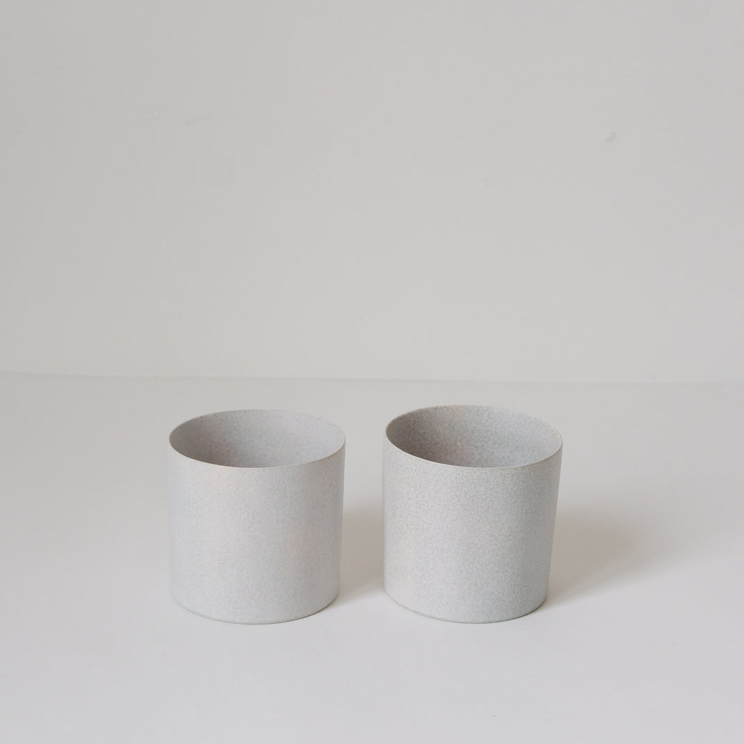 Mug en porcelaine du céramiste japonaise Makoto Saito chez Brutal Ceramics
