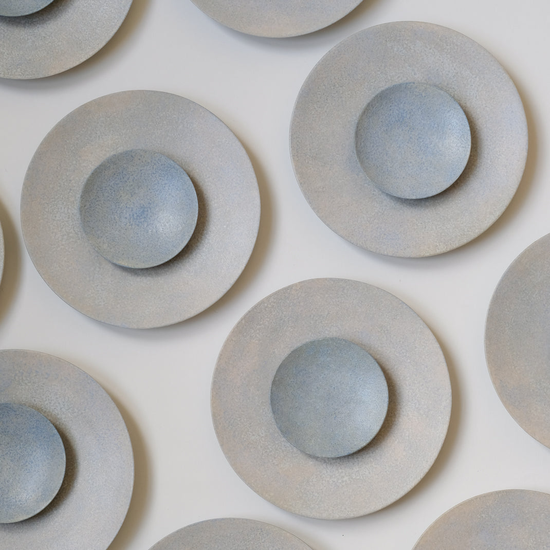 Assiette bleue grise du céramiste japonais Makoto Saito chez Brutal Ceramics