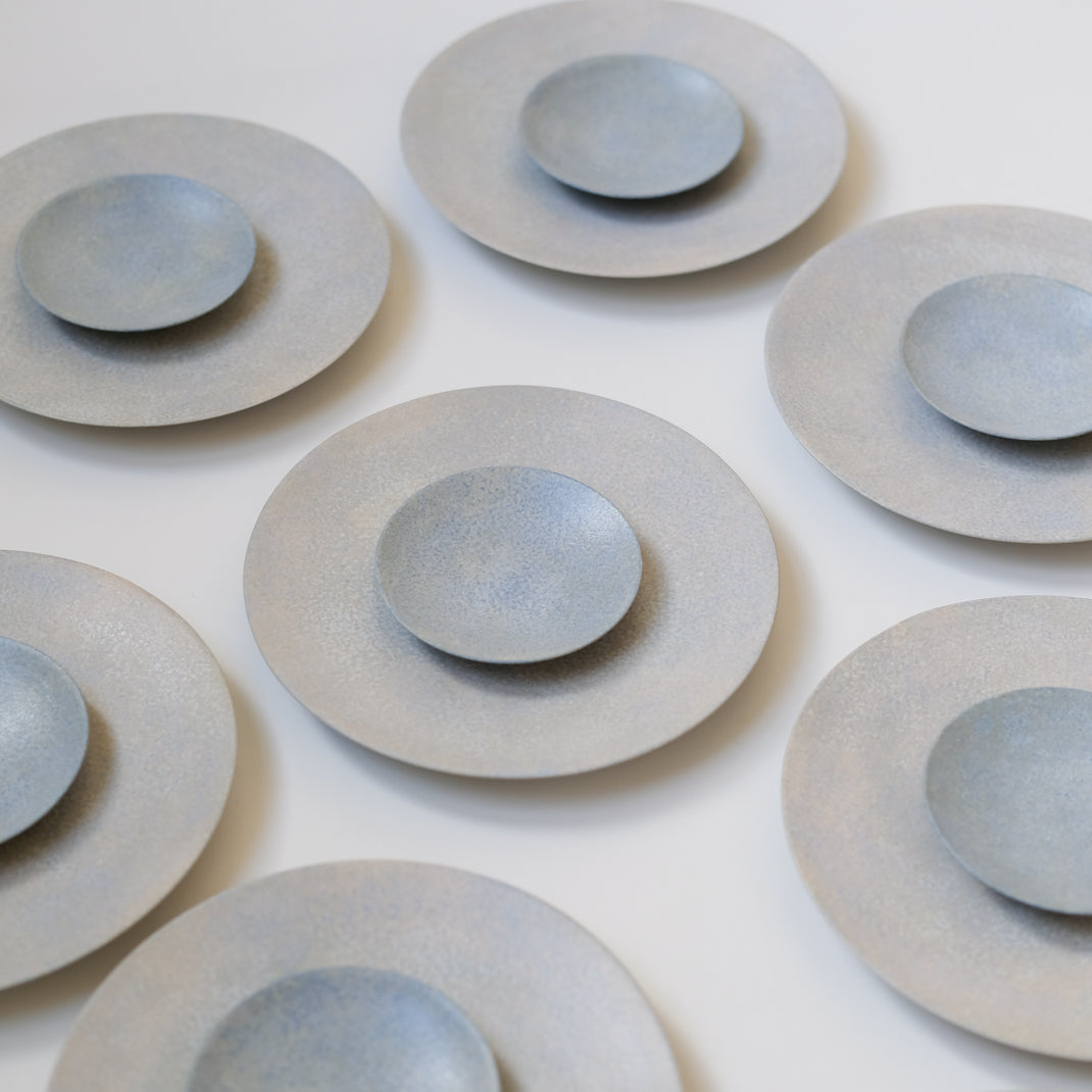 Assiette bleue du céramiste japonais Makoto Saito chez Brutal Ceramics