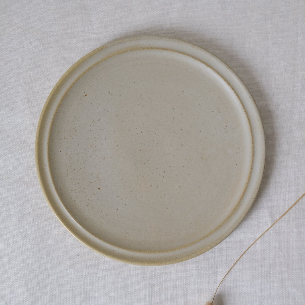 Assiette en grès réalisée par Malo Atelier chez Brutal Ceramics