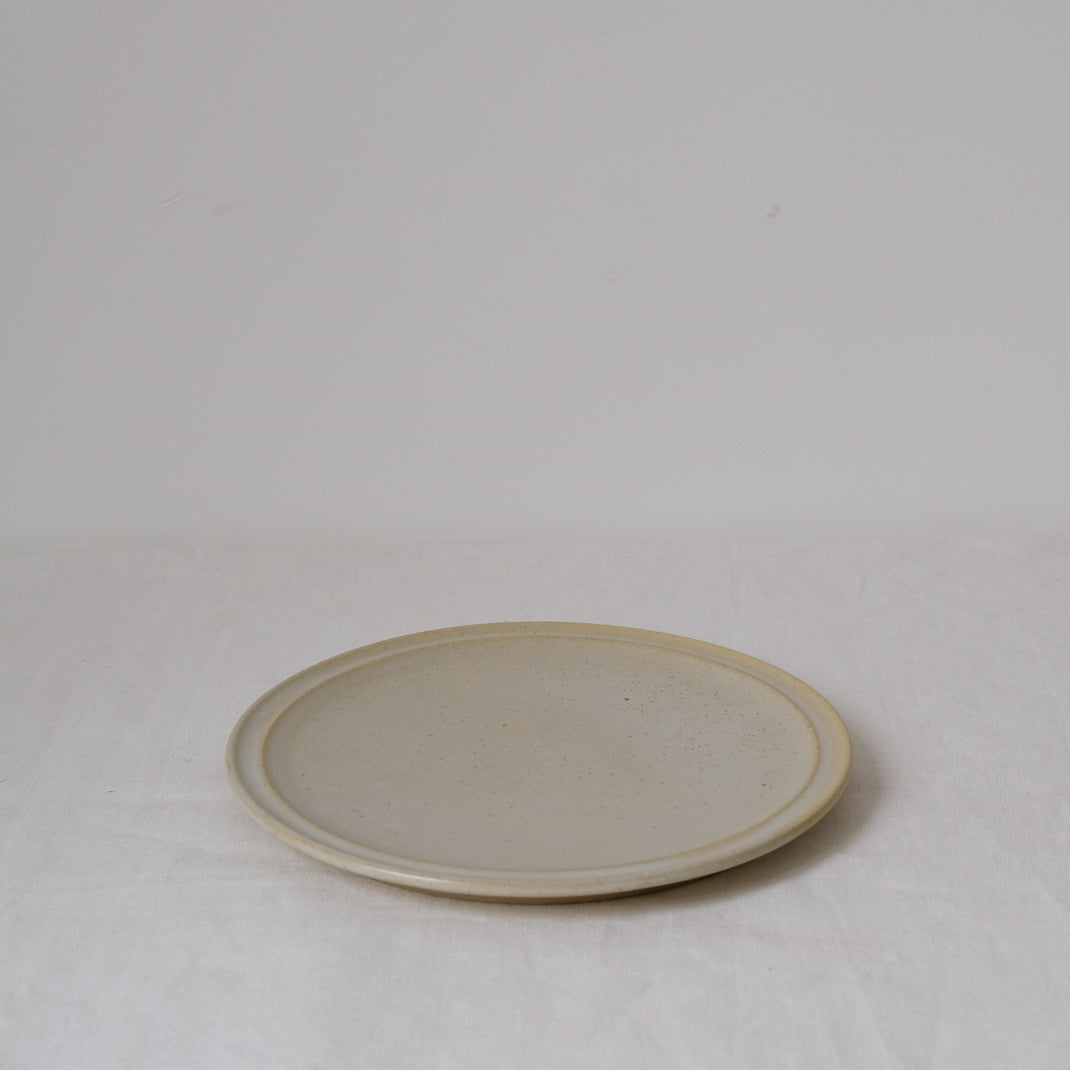 Assiette en grès réalisée par Malo Atelier chez Brutal Ceramics