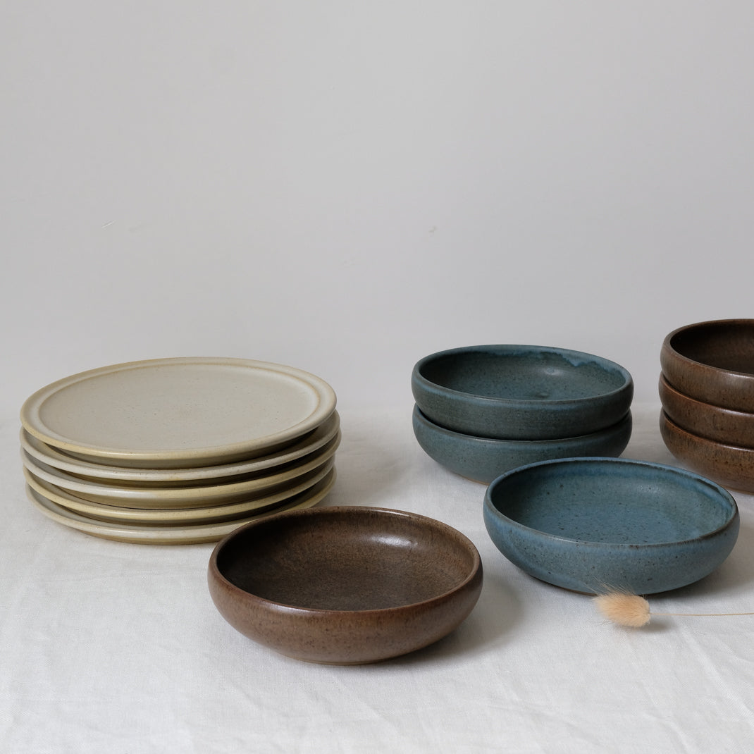 Assiette en grès réalisée par Malo Atelier chez Brutal Ceramics