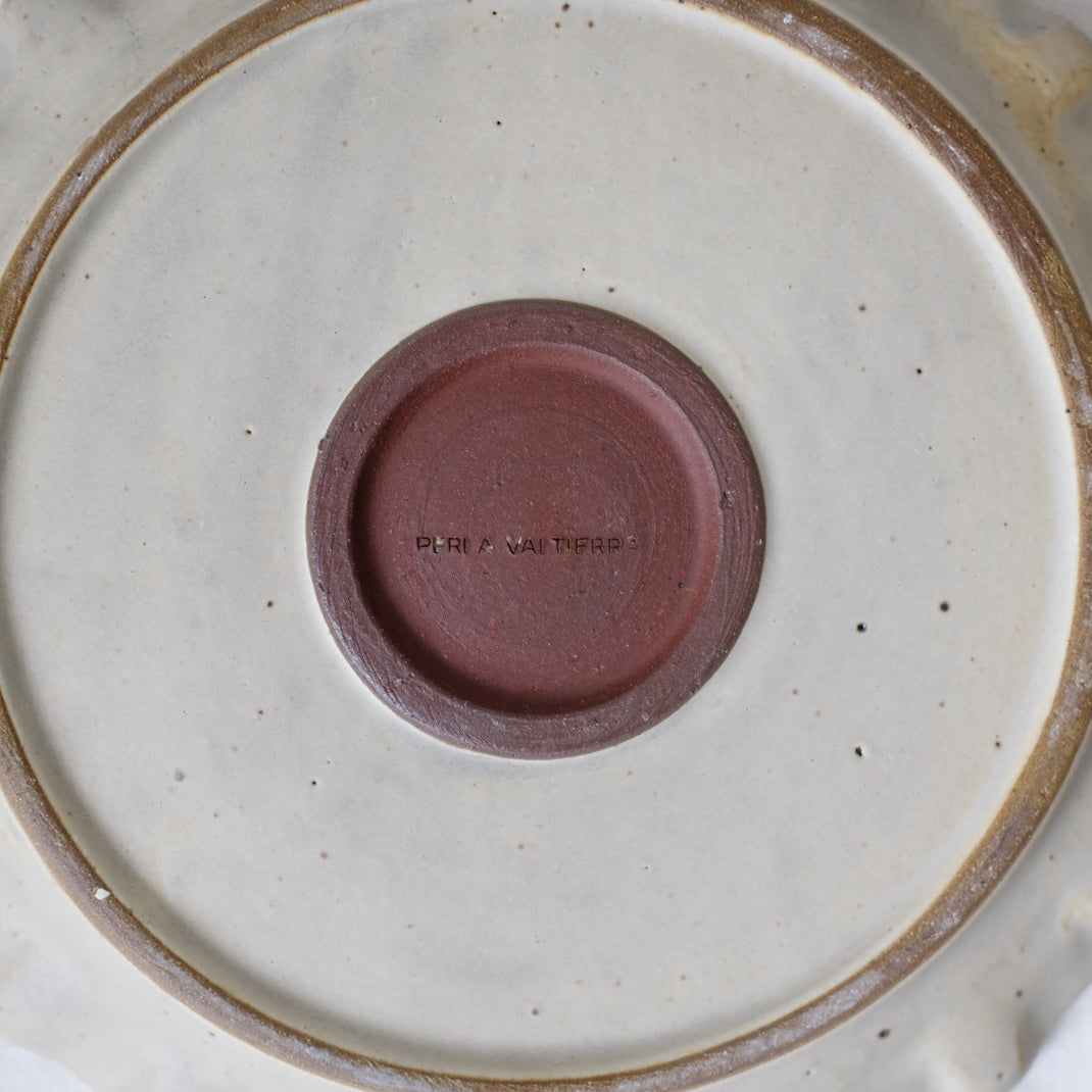 Les assiettes Vajilla Lola blanc cassé de Perla Valtierra chez Brutal Ceramics