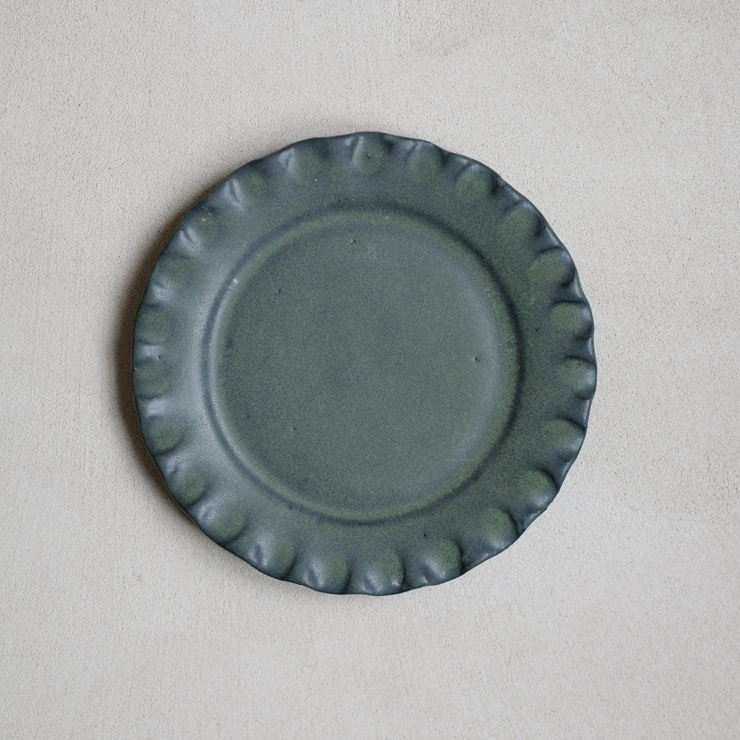 Les assiettes Lola vertes de Perla Valtierra Chez Brutal Ceramics